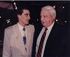 יהושע מאירי עם אריק שרון, 1982 (הגדל)