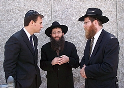 הרב פפר, במרכז (צילום: שטורעם) (הגדל)
