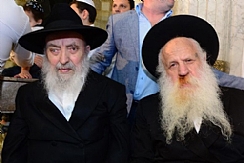 חכם משה (משמאל) עם הרב אשכנזי. צילום: COL (הגדל)