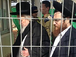 יהודים חרדים מבקרים בכלא. אילוסטרציה (הגדל)