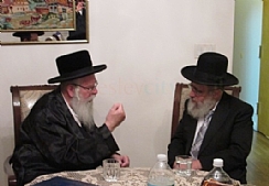 הרב יצחק יוסף עם מוהרא"ש (צילום: ברסלב סיטי) (הגדל)