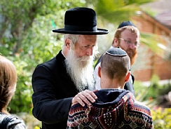 הרב גרוסמן עם הנערים. צילום: 'ישראל היום' (הגדל)