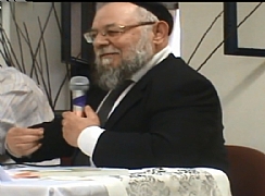 הרב גרילק נואם בכינוס (צילומסך) (הגדל)
