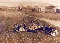 מורה ותלמידים בחדרה, 1901. בלי לימודי ליבה (הגדל)