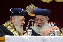 הרב יצחק יוסף עם הרב עמאר. חולקים (הגדל)