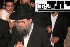 הרב נוביק עם לוגו העיתון (הגדל)