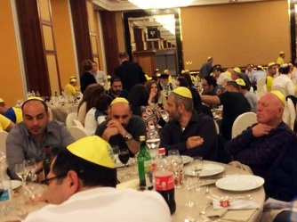 שומרים על השבת, עם כיפות צהובות (צילום: one)