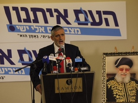 אלי ישי עושה שימוש בתמונת הרב עובדיה